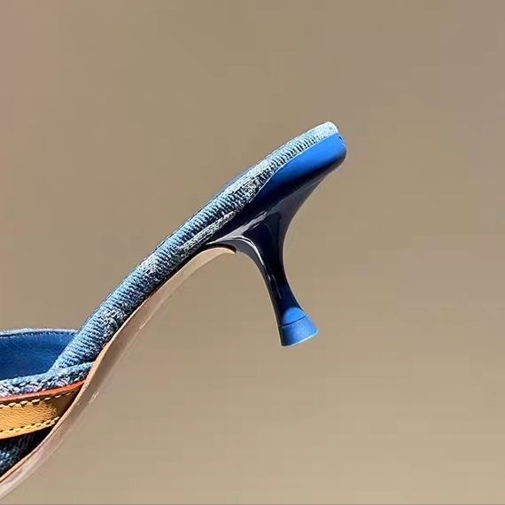 High-heeled shoes