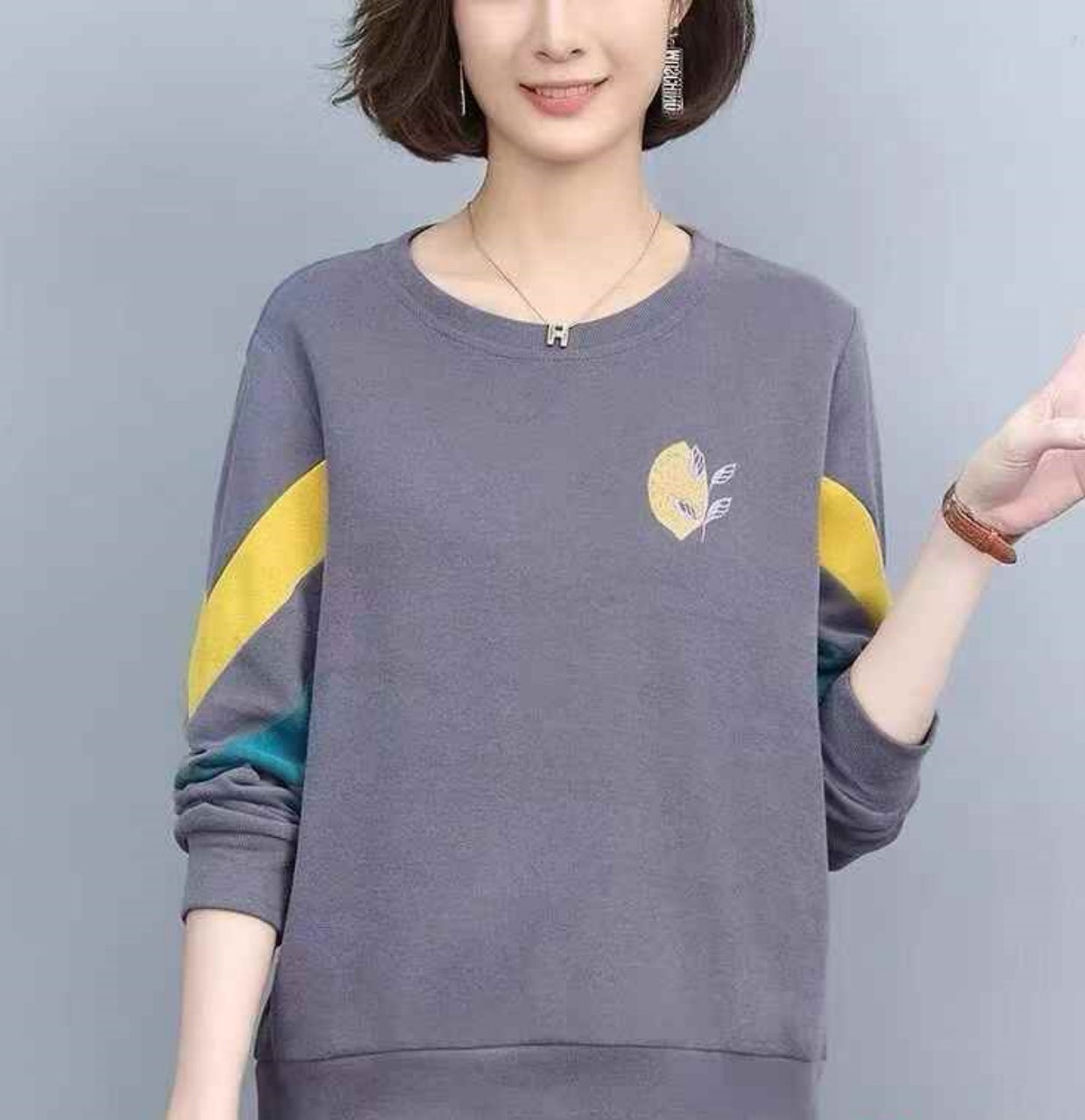 Women middle-aged round-neck sweatshirt