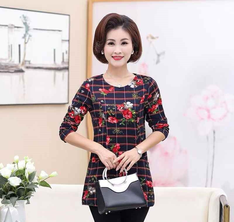 Women middle-aged pattern sweatshirt
