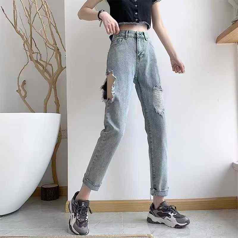 Lady's ripped jeans
