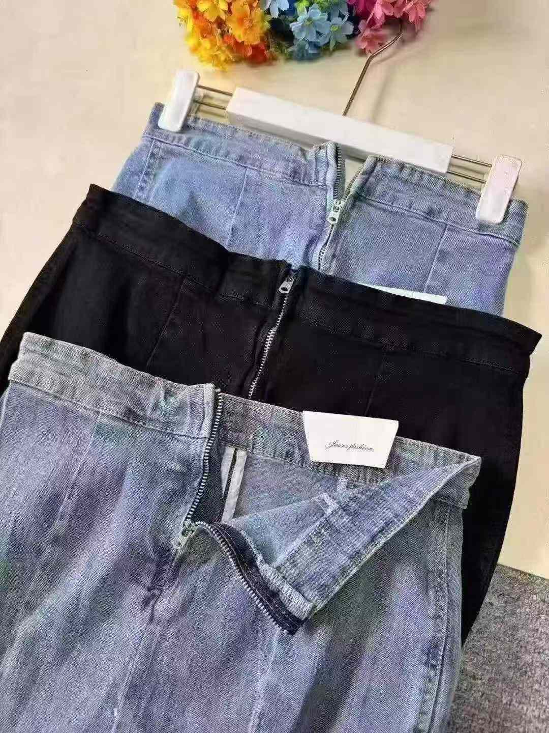 Lady's half-length fish-tail dress