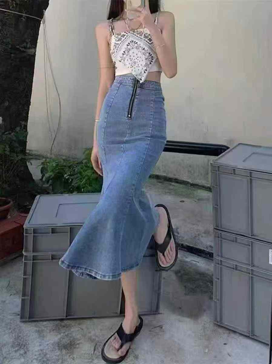 Lady's half-length fish-tail dress