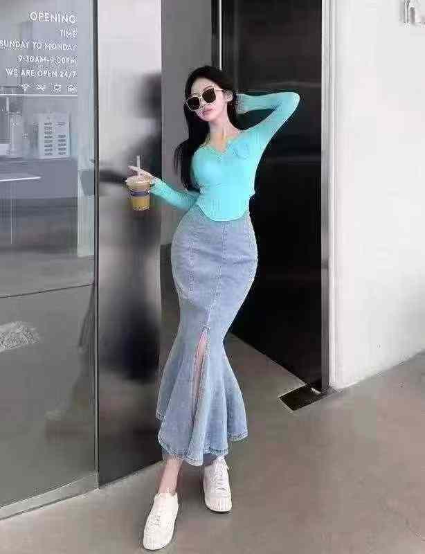 Lady's half-length fish-tail dress