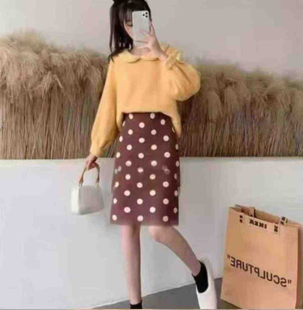 Women knitting skirts