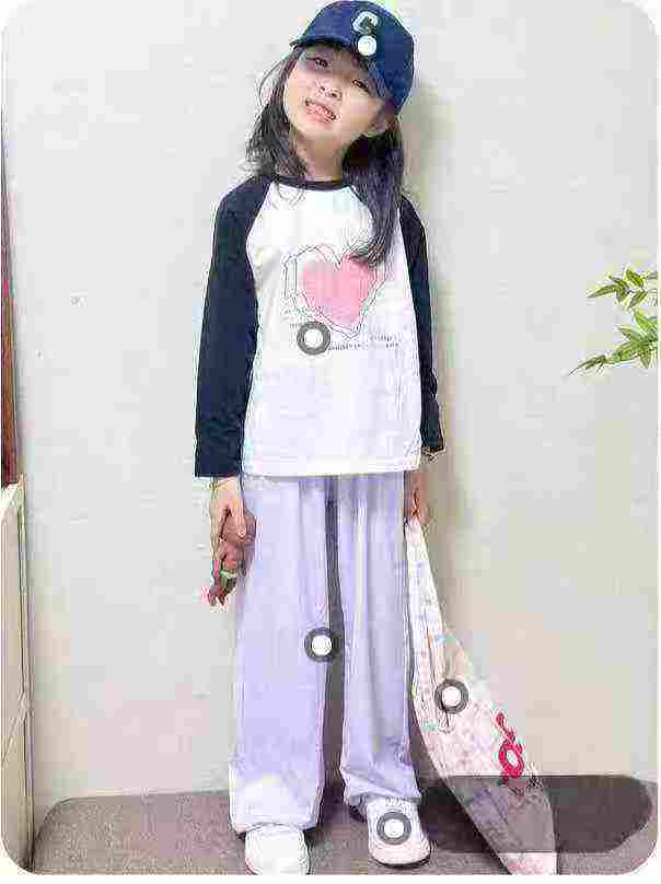 Kid's long-sleeved overcoat with shoulder straps