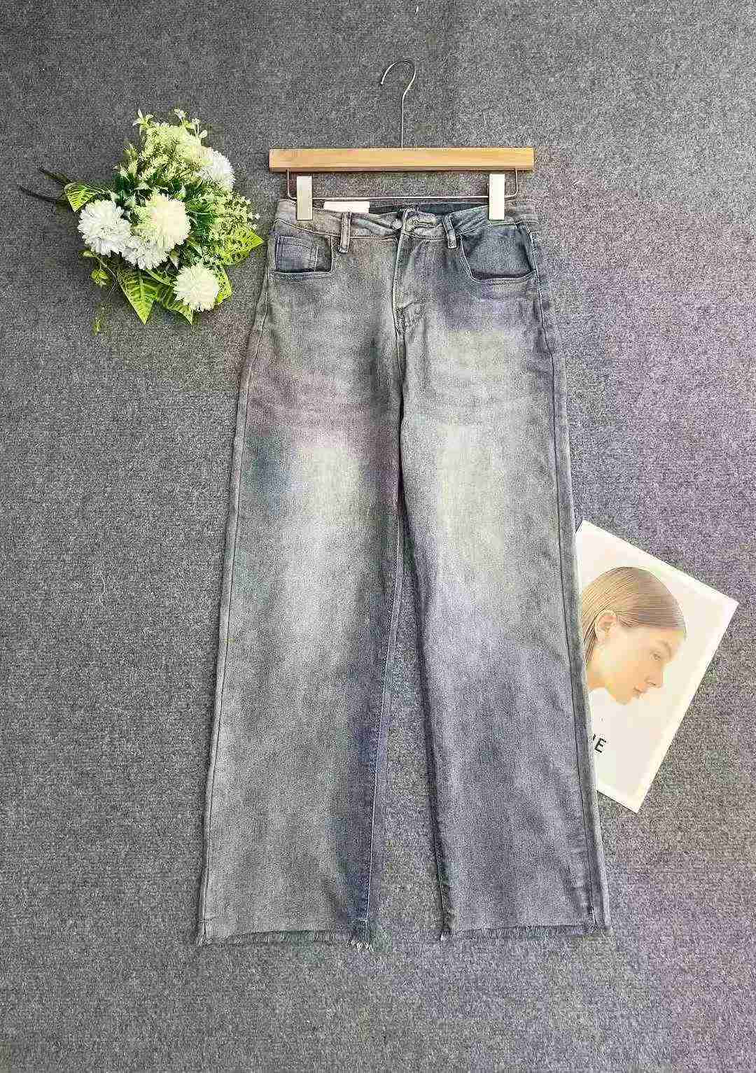 Women's distressed straight-leg jeans