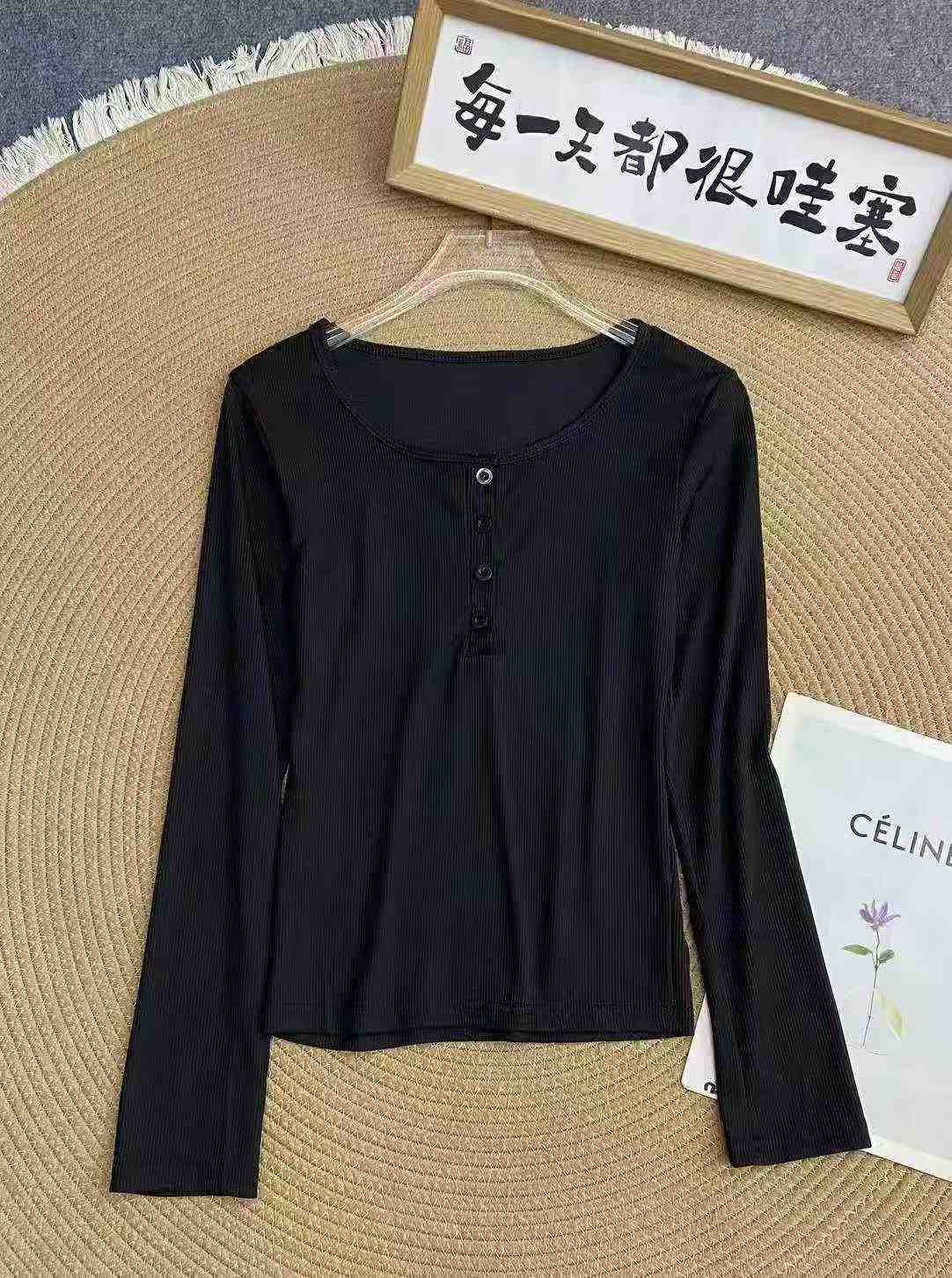 Women's U-neck fitted long-sleeved shirt