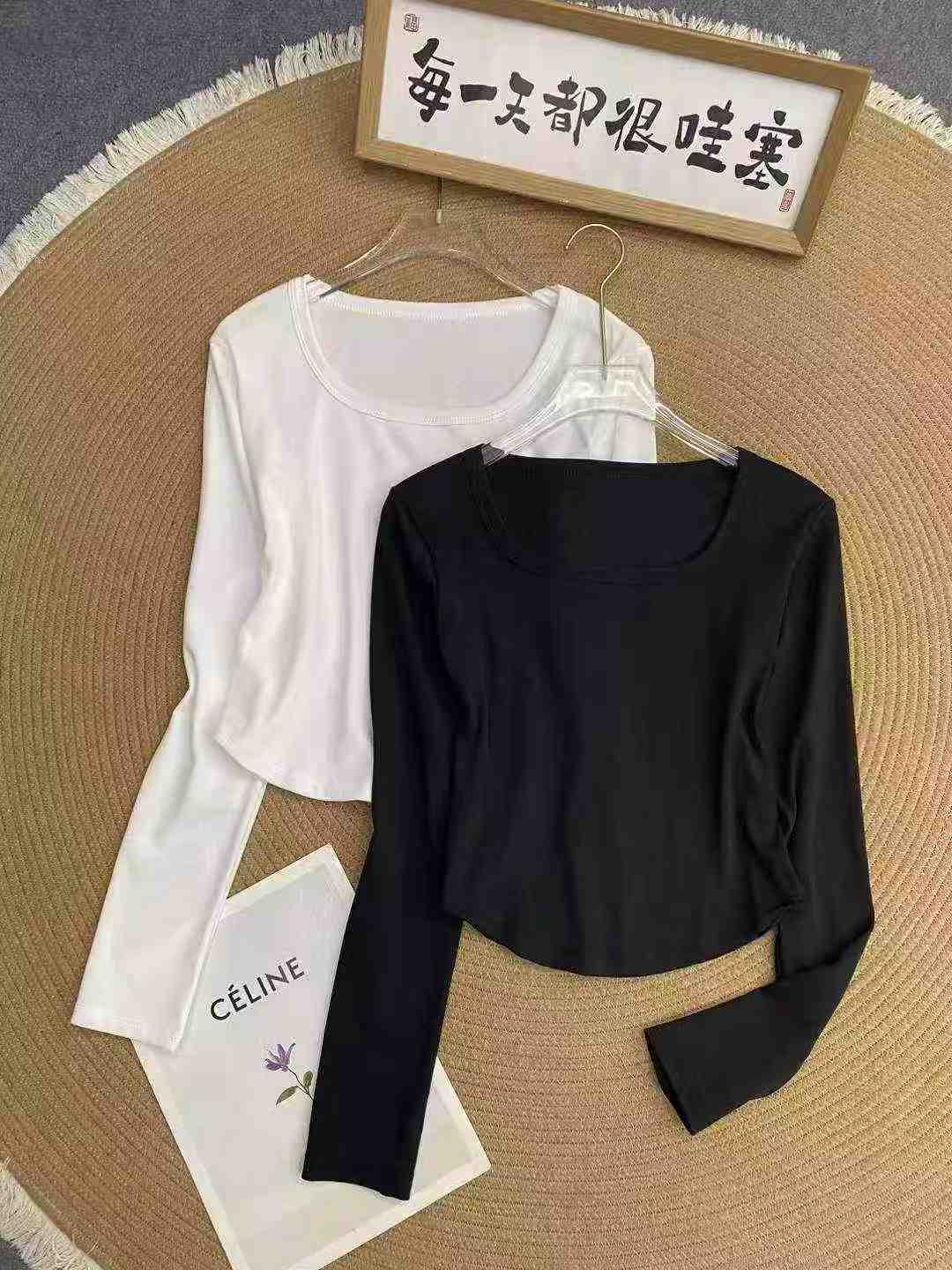 Women's U-neck fitted long-sleeved shirt