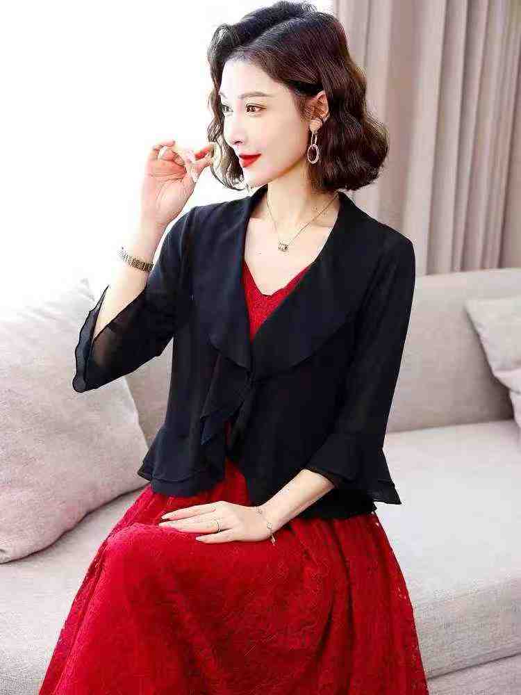 Women ruffeld-edge shirts