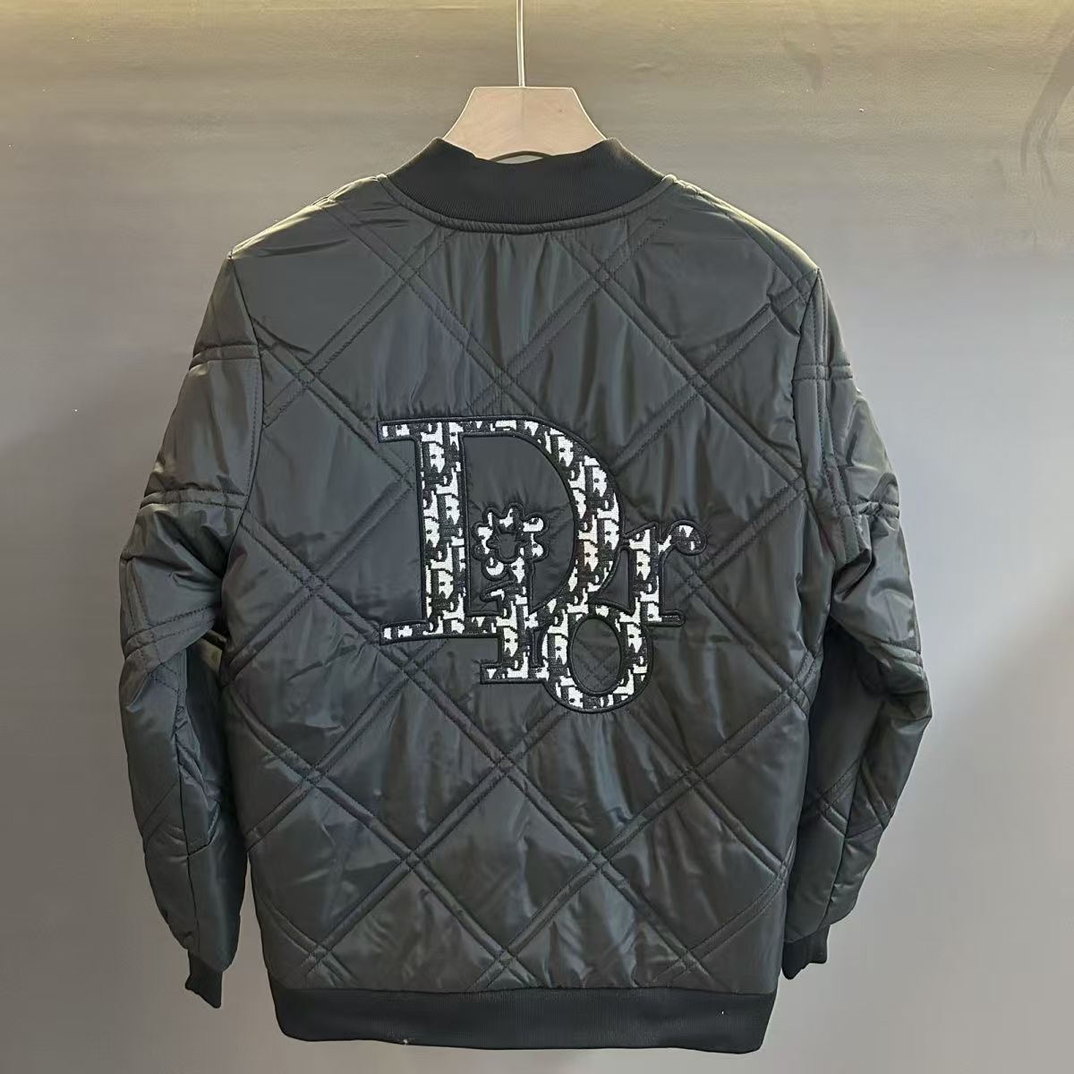 Diamond-shaped grid jacket