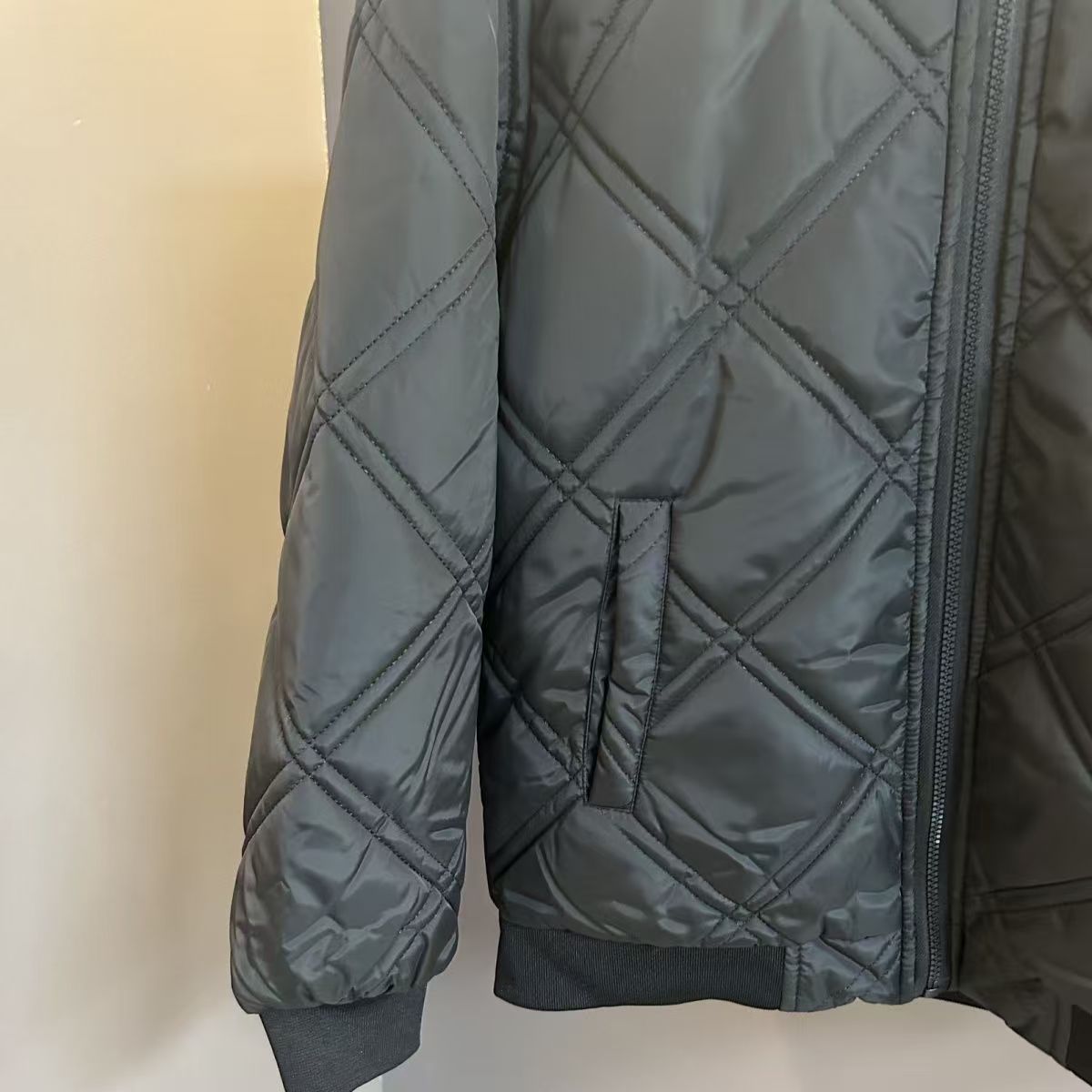 Diamond-shaped grid jacket