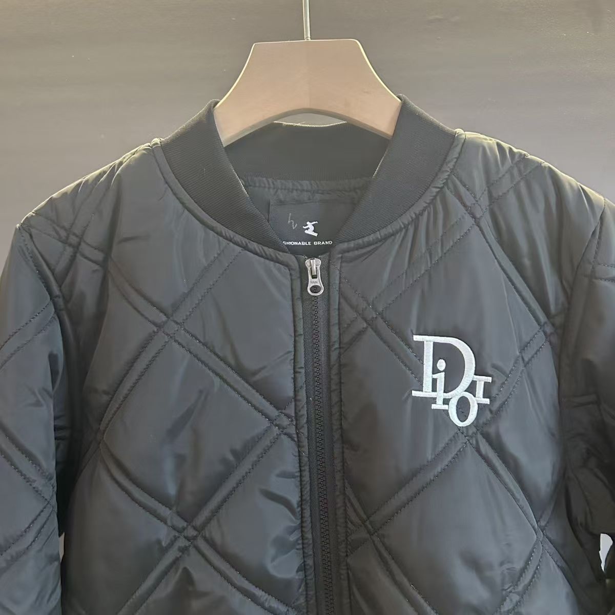 Diamond-shaped grid jacket