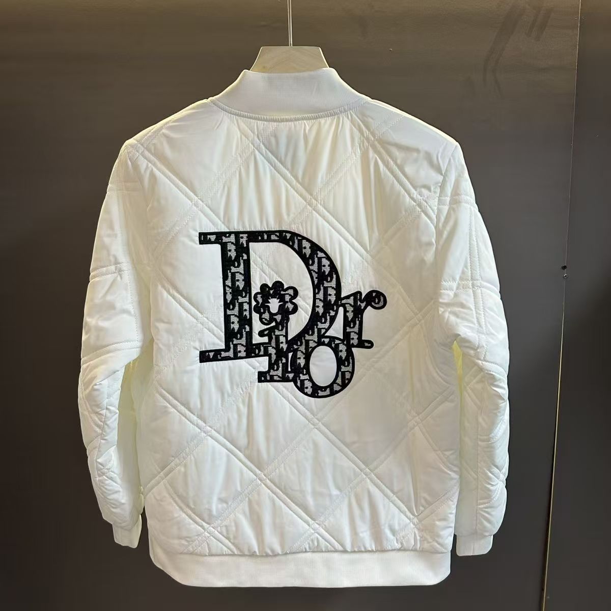 Diamond-shaped grid jacket