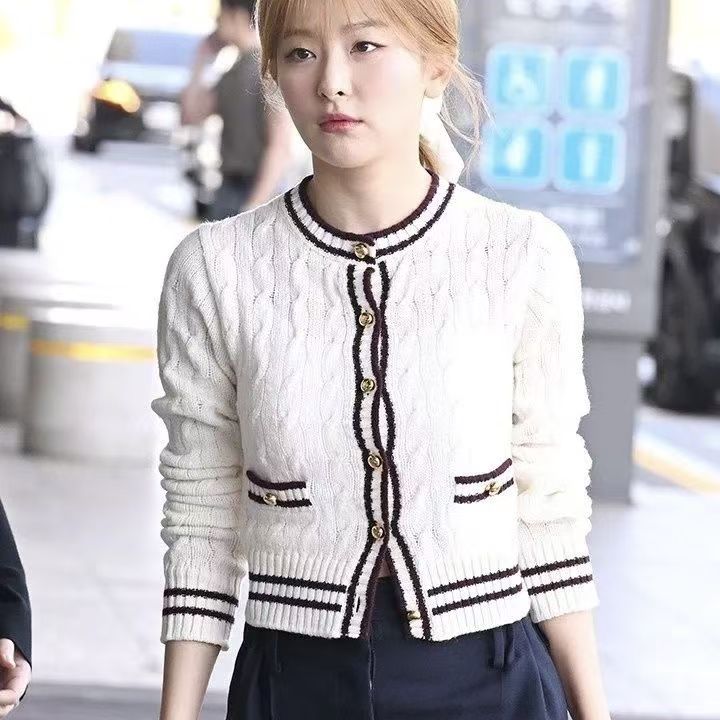 Women knitted cardigan